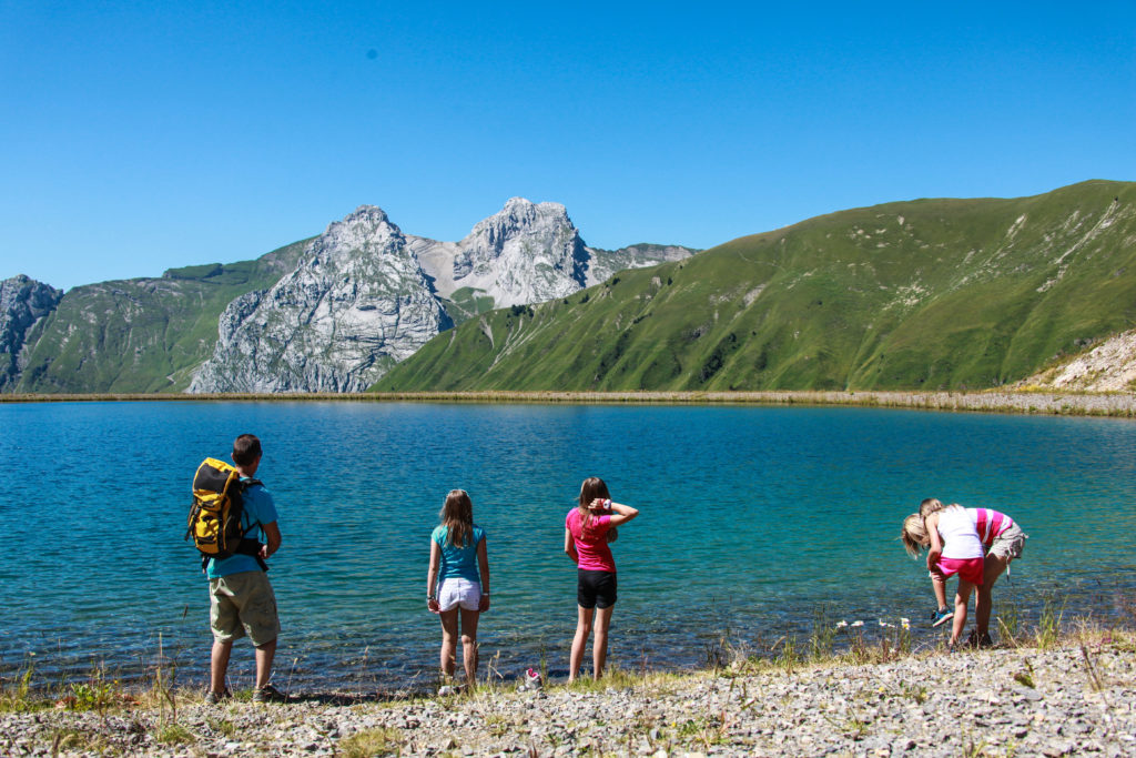 Randonnée autour du lac pendant l'été en Haute-Savoie.