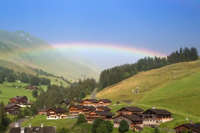 Arc-en-ciel au cœur de la Haute-Savoie.