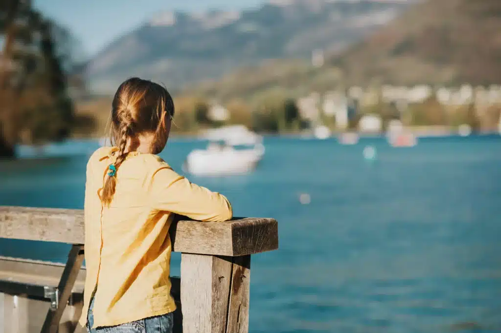 Photo d'un enfant qui admire le lac d'Annecy en Haute-Savoie.