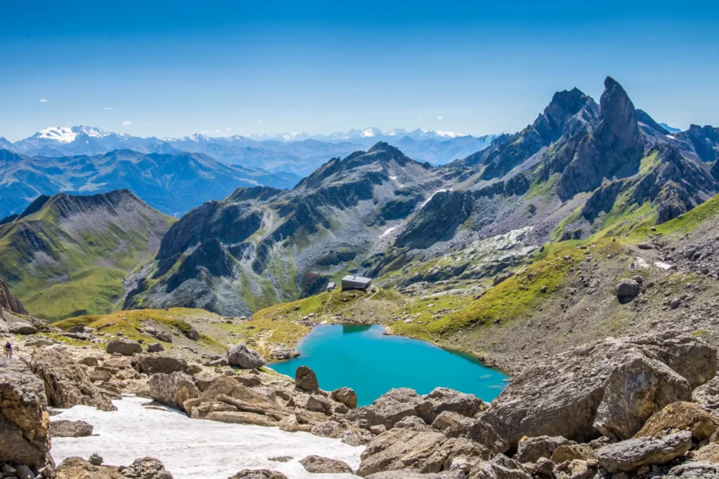 Petit lac de baignade au cœur de la Haute-Savoie en été.