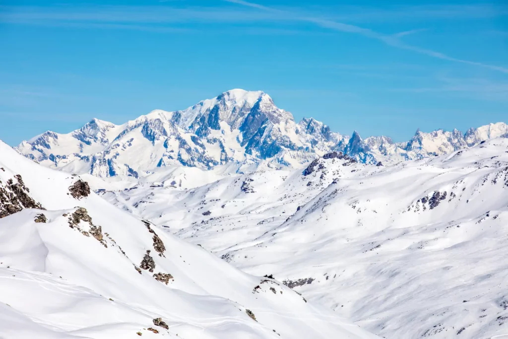 Montagnes en période hivernale en Haute-Savoie.