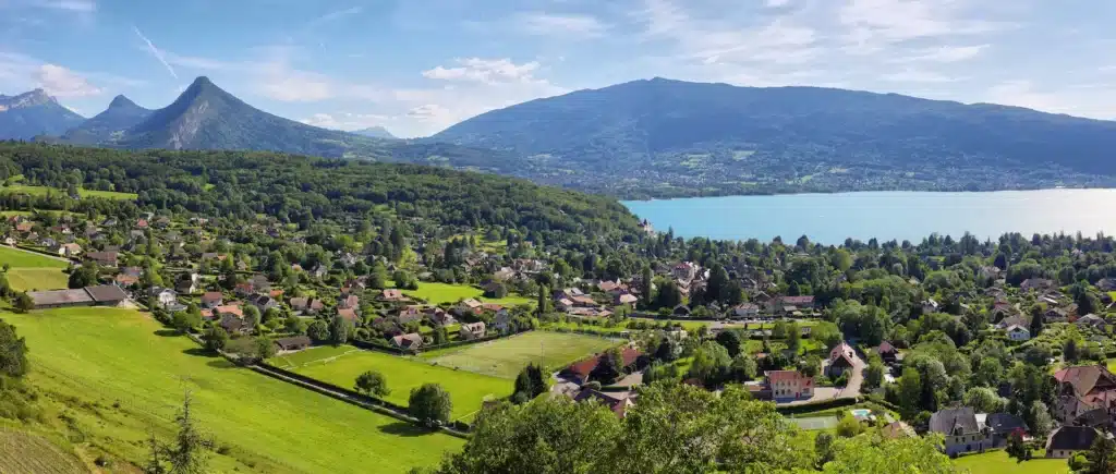 Vue sur le Lac d'Annecy près du camping dans le 74.
