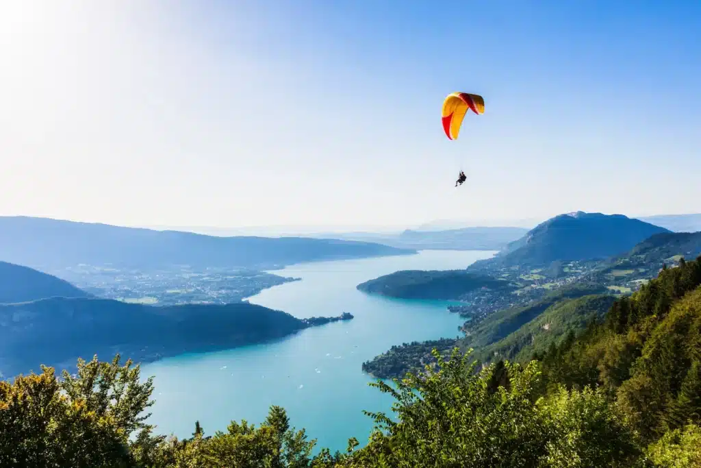 Activité parapente en Haute-Savoie avec vue sur le lac d'Annecy.