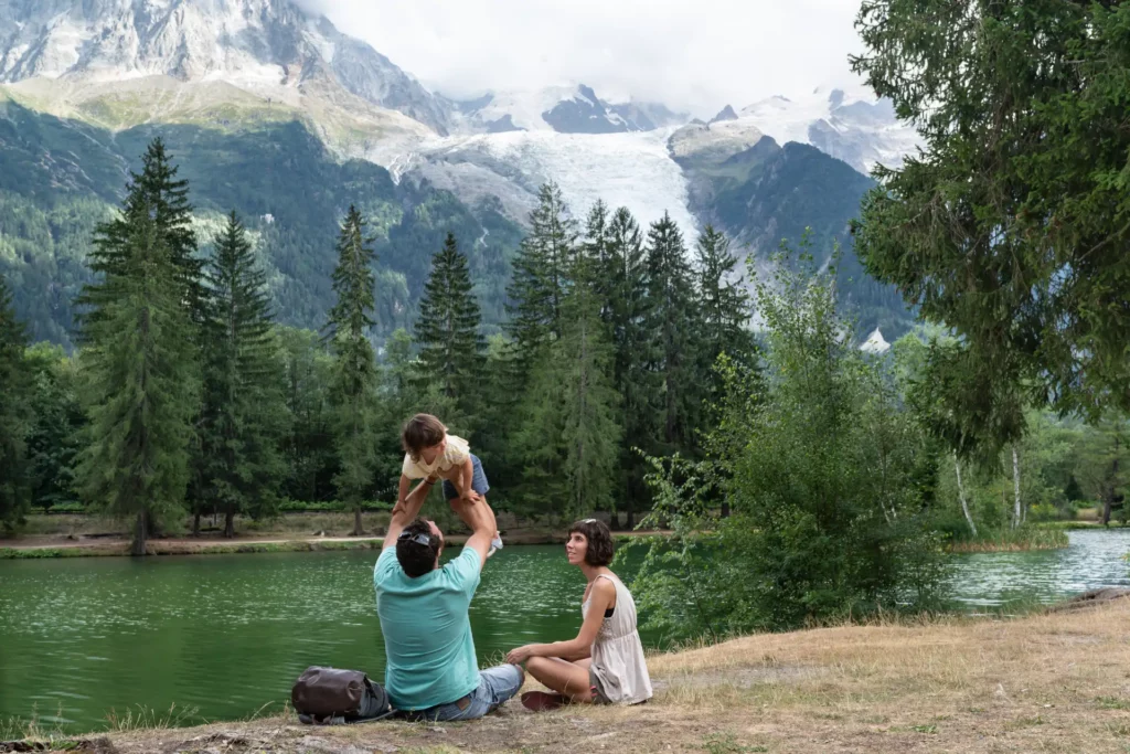 Pic-nique en famille avec vue sur les montagnes de Haute-Savoie.