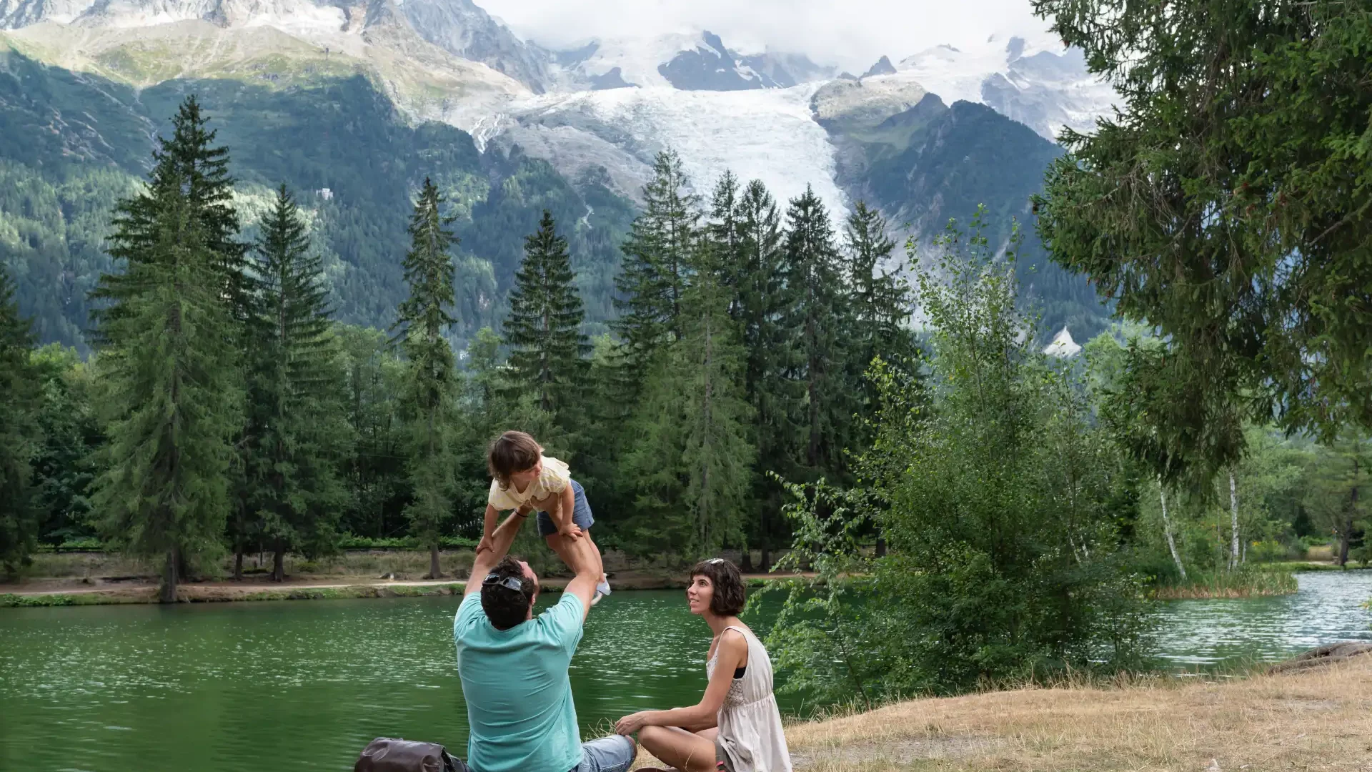Pic-nique en famille avec vue sur les montagnes de Haute-Savoie.
